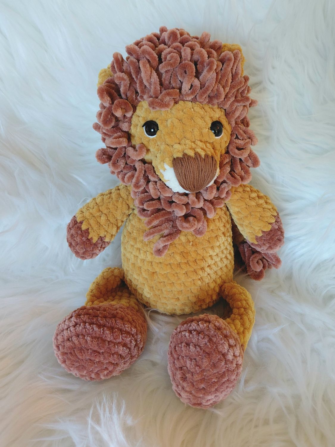 Doudou Lion crocheté en fil de velours chenille camel marron
