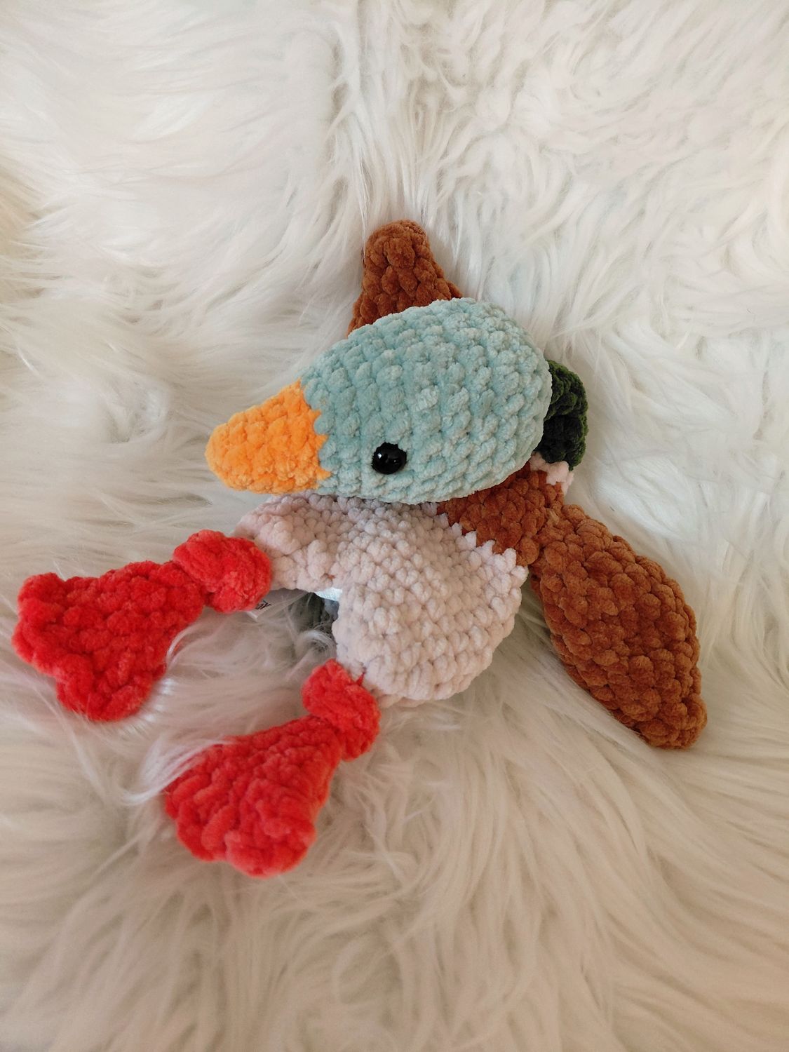 Doudou canard col vert mou entièrement crocheté à la main avec du fil de velours