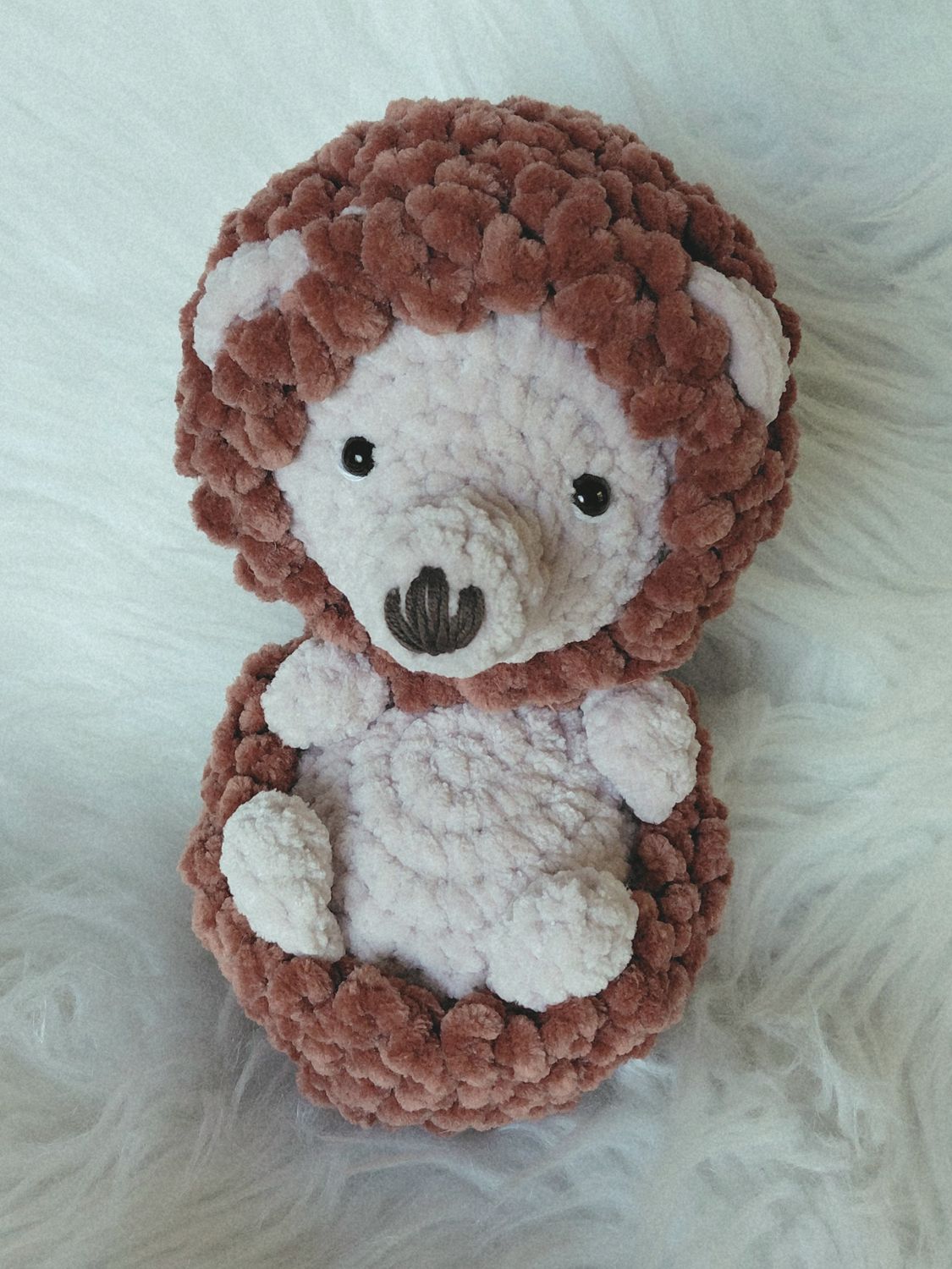 Doudou Hérisson crocheté à la main avec du fil de velours couleur marron Doudou Hérisson crocheté à la main avec du fil de velours couleur marron