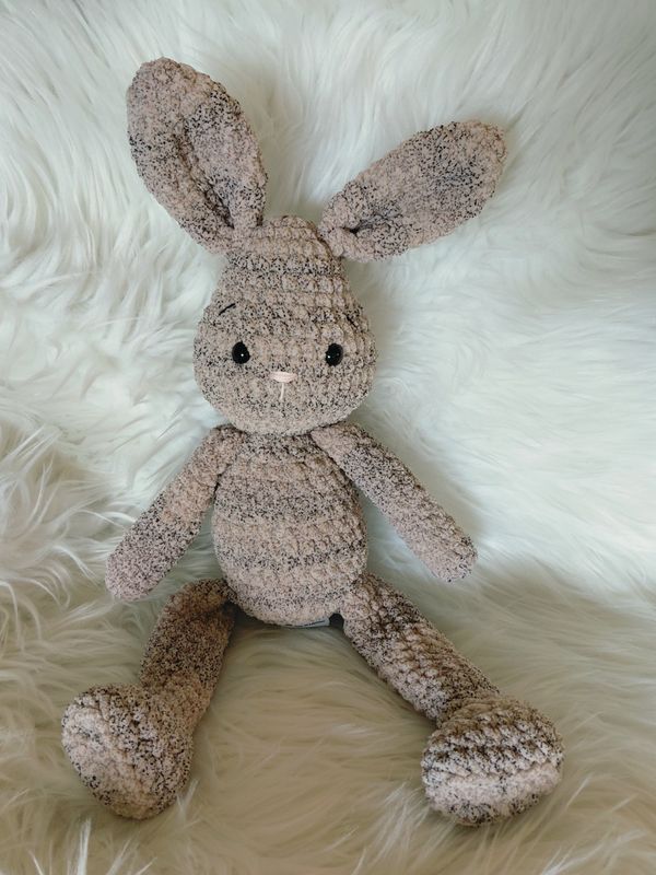 Doudou Lapin long couleur beige/marron mêlé crocheté en fil chenille velours