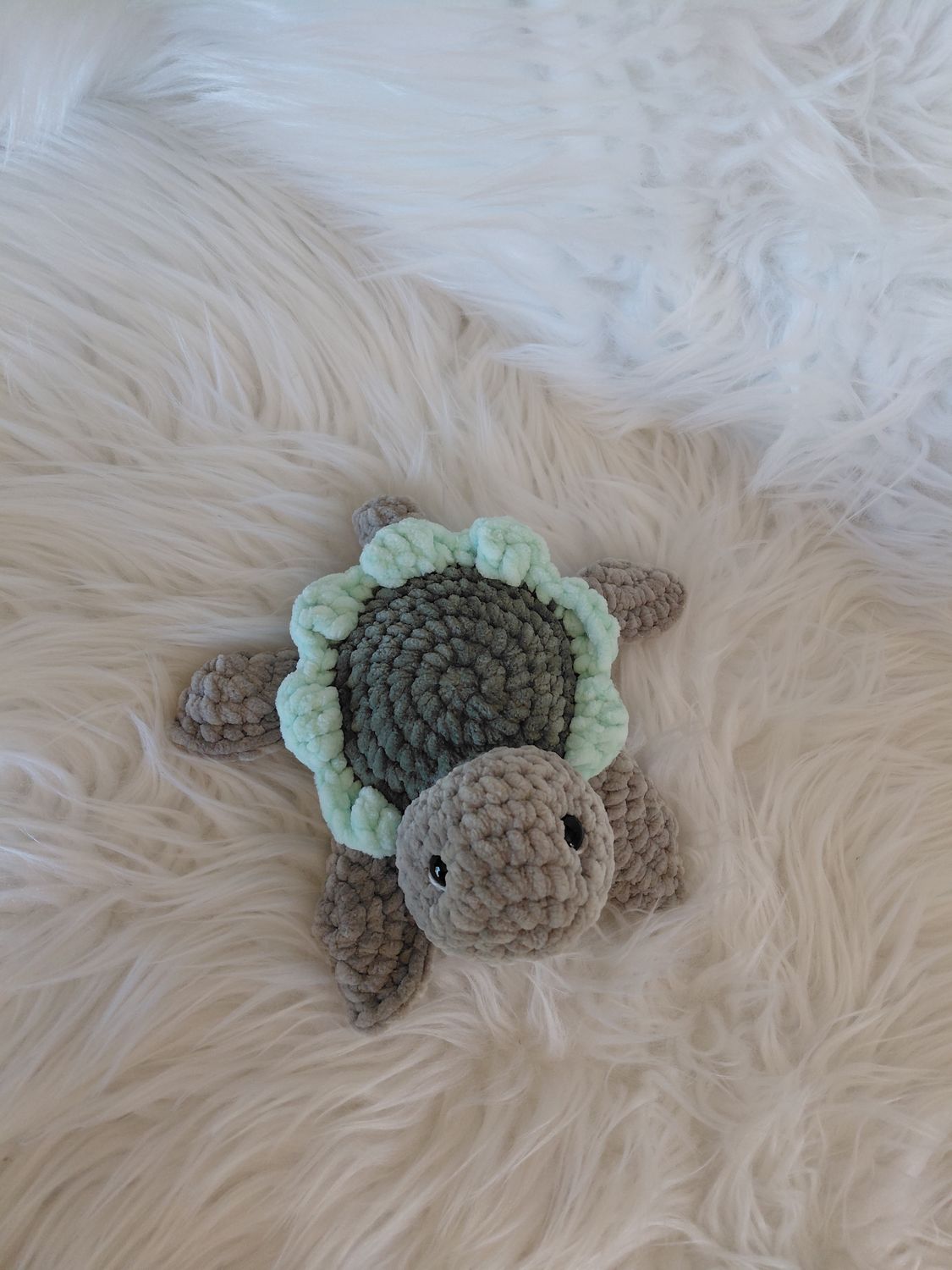 Doudou Tortue crocheté en fil de velours couleur kaki et vert foncé et vert clair Doudou Tortue crocheté en fil de velours couleur kaki et vert foncé et vert clair