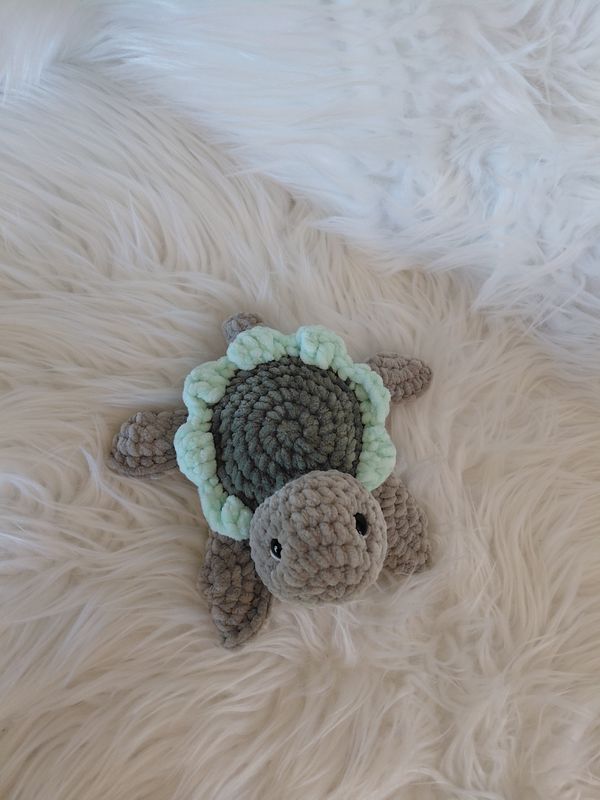 Doudou Tortue crocheté en fil de velours couleur kaki et vert foncé et vert clair