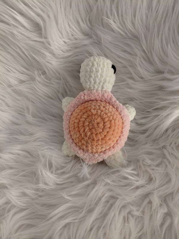 Doudou petite Tortue crocheté en fil de velours couleur abricot