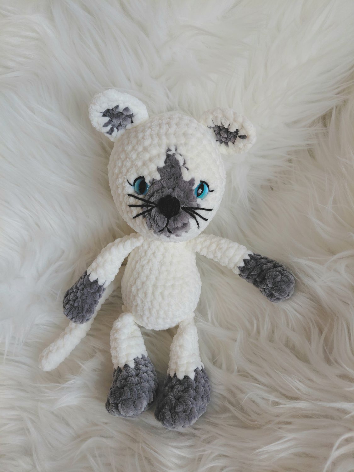 Doudou Chat crocheté en fil de velours chenille gris et blanc Doudou Chat crocheté en fil de velours chenille gris et blanc