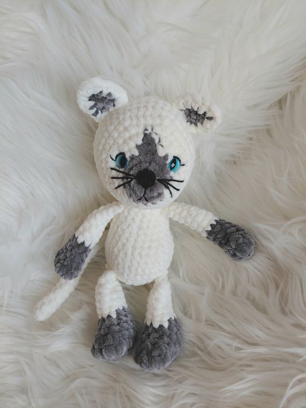 Doudou Chat crocheté en fil de velours chenille gris et blanc