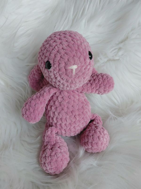 Doudou Lapin couleur vieux rose crocheté en fil chenille velours
