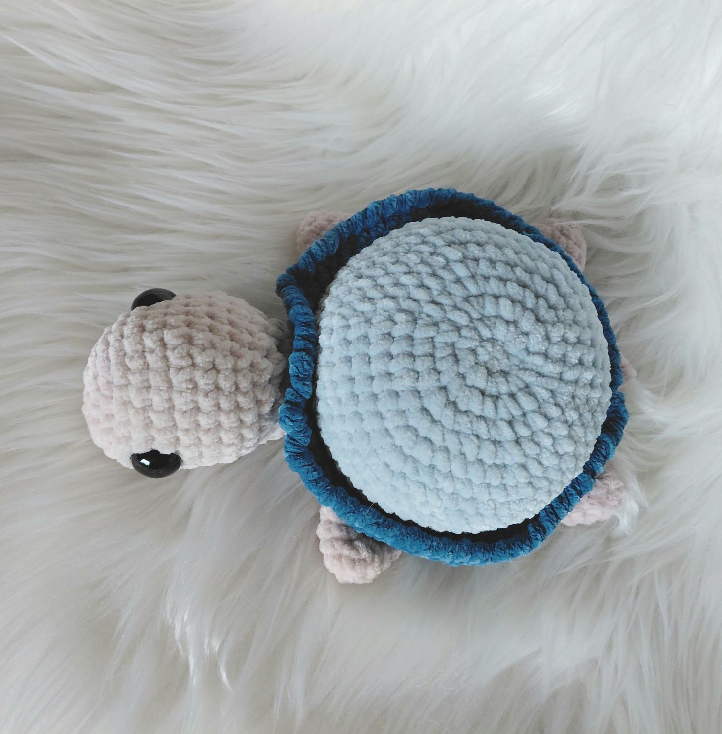 Doudou grande Tortue crocheté en fil de velours couleur bleu Doudou grande Tortue crocheté en fil de velours couleur bleu