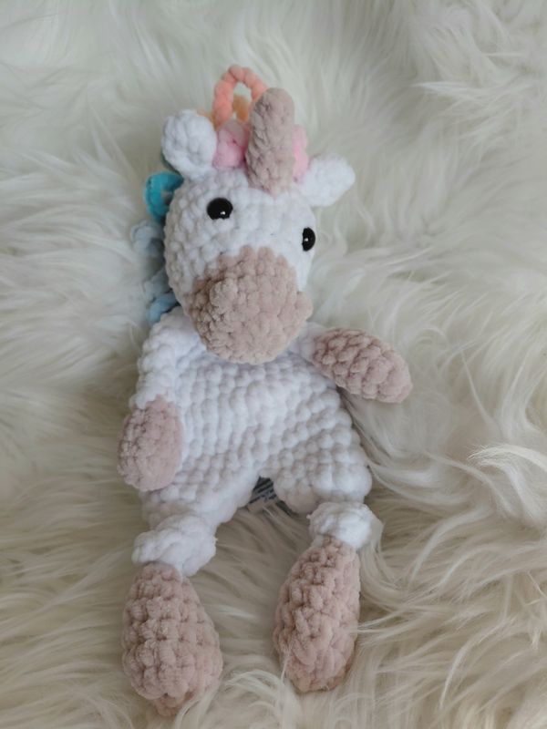 Doudou Licorne soft crocheté en fil velours