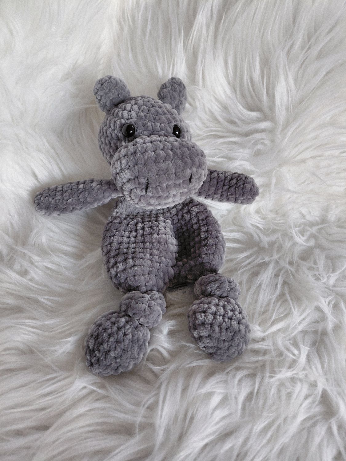 Doudou Hippopotame soft crocheté en fil de velours gris foncé Doudou Hippopotame soft crocheté en fil de velours gris foncé