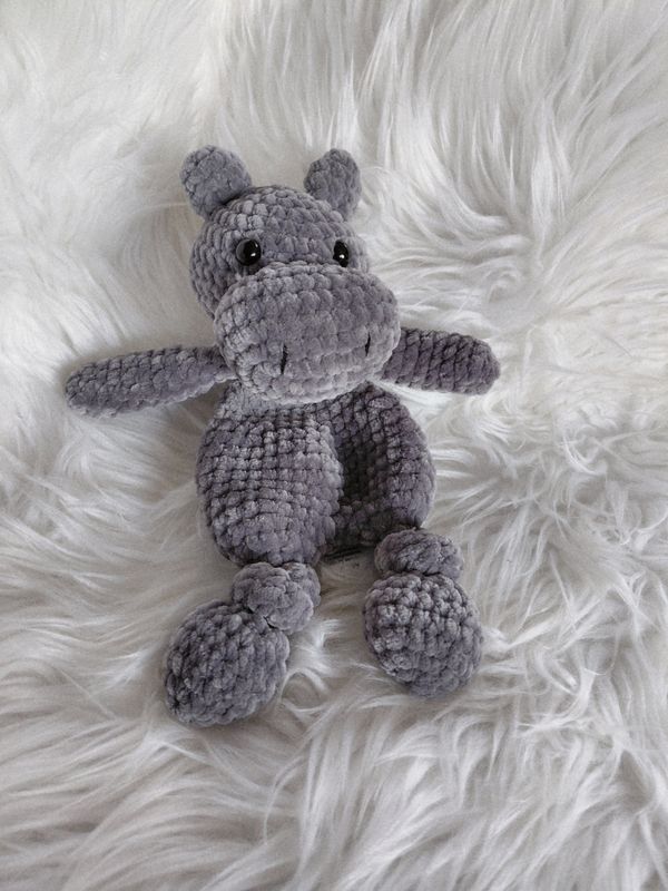 Doudou Hippopotame soft crocheté en fil de velours gris foncé