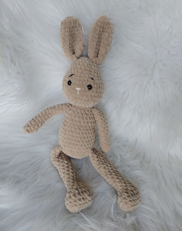 Doudou Lapin long couleur beige foncé crocheté en fil chenille velours