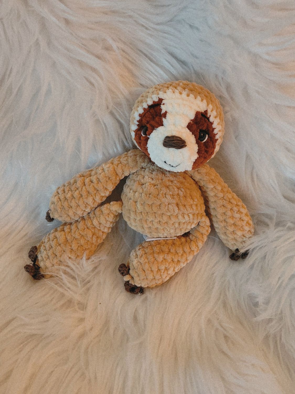 Doudou Paresseux couleur beige crocheté en fil chenille velours Doudou Paresseux couleur beige crocheté en fil chenille velours
