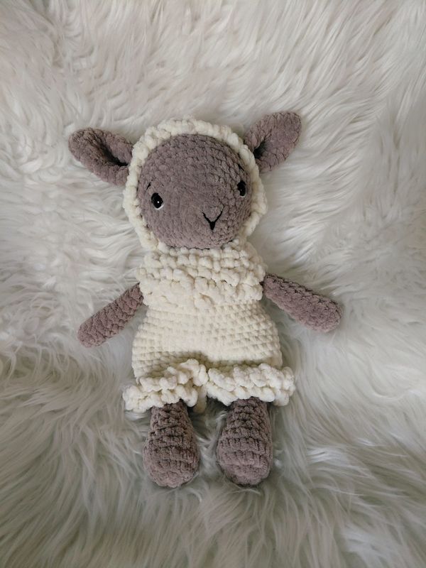 Mouton moux crocheté en velours de coton crème et couleur ficelle