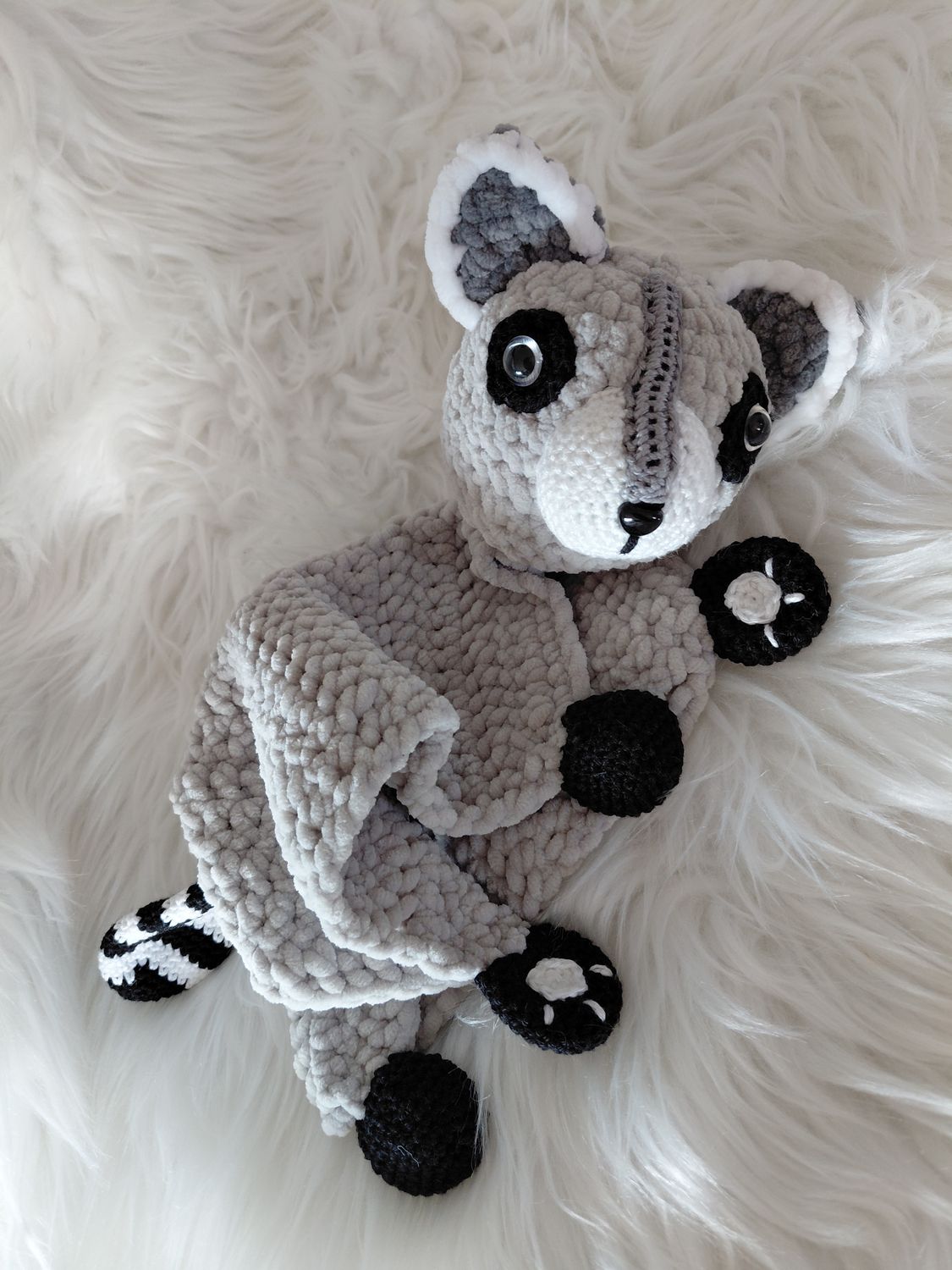 Doudou Raton laveur  crocheté en fil de velours chenille