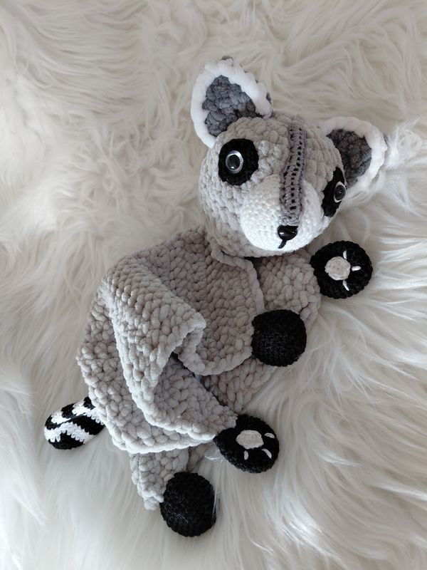Doudou Raton laveur  crocheté en fil de velours chenille