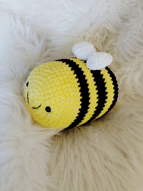 Abeille couleur Jaune et noir crocheté en fil chenille velours