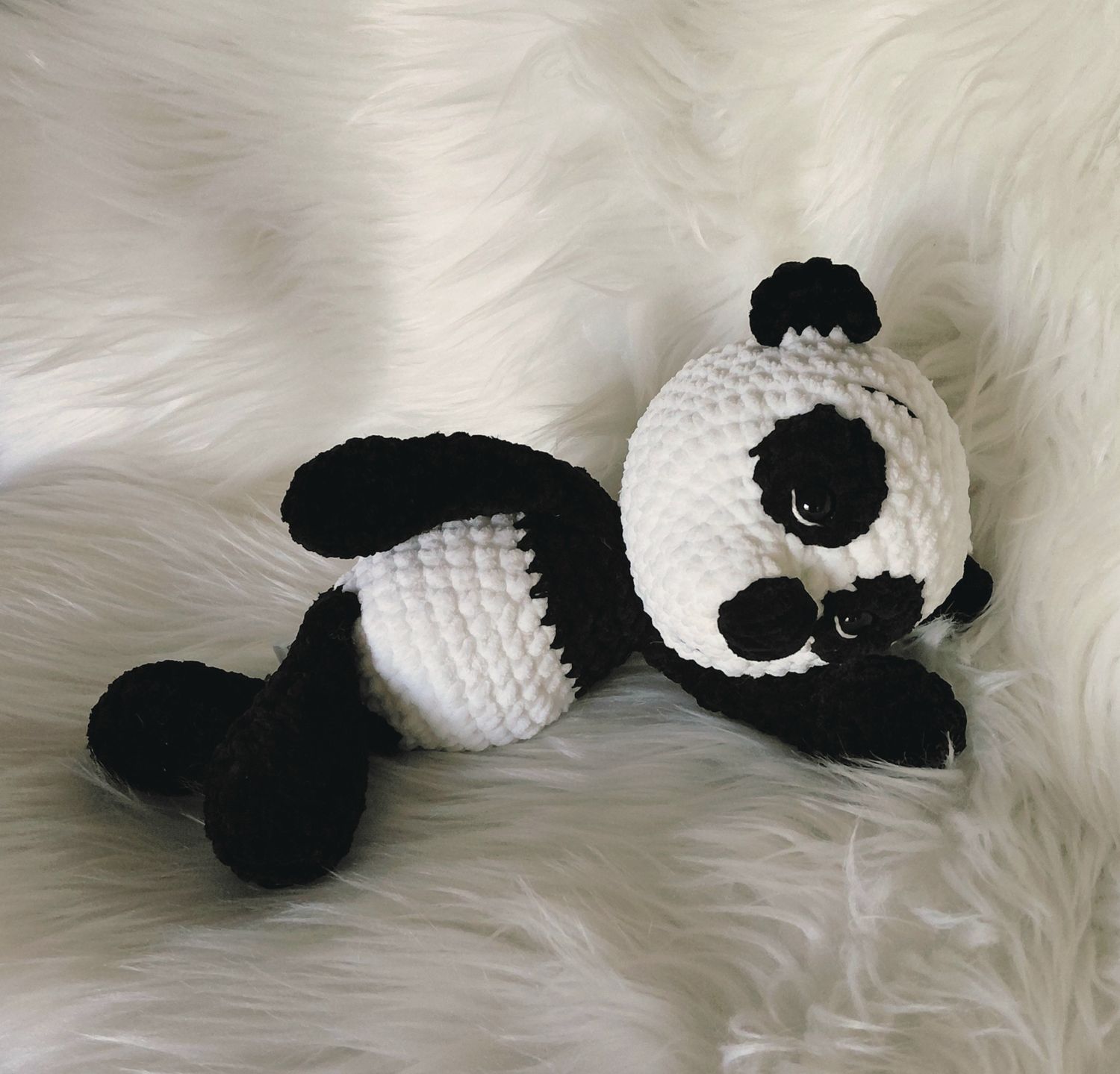 Panda crocheté en fil chenille velours noir et blanc