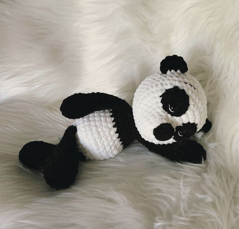 Panda crocheté en fil chenille velours noir et blanc