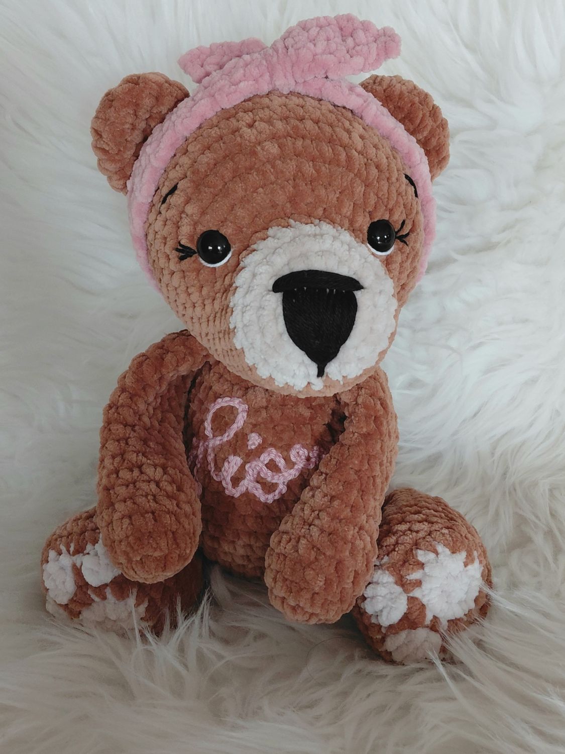 Doudou Nounours (Ours) avec bandeau crocheté en fil de velours chenille marron Doudou Nounours (Ours) avec bandeau crocheté en fil de velours chenille marron