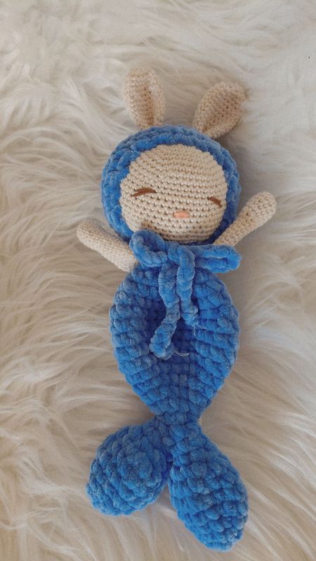 Lapin sirène couleur bleu outre mer tous mou crocheté en velours et coton