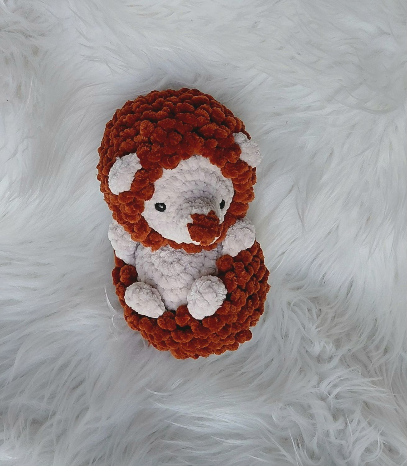 Hérisson crocheté à la main avec du fil de velours couleur marron