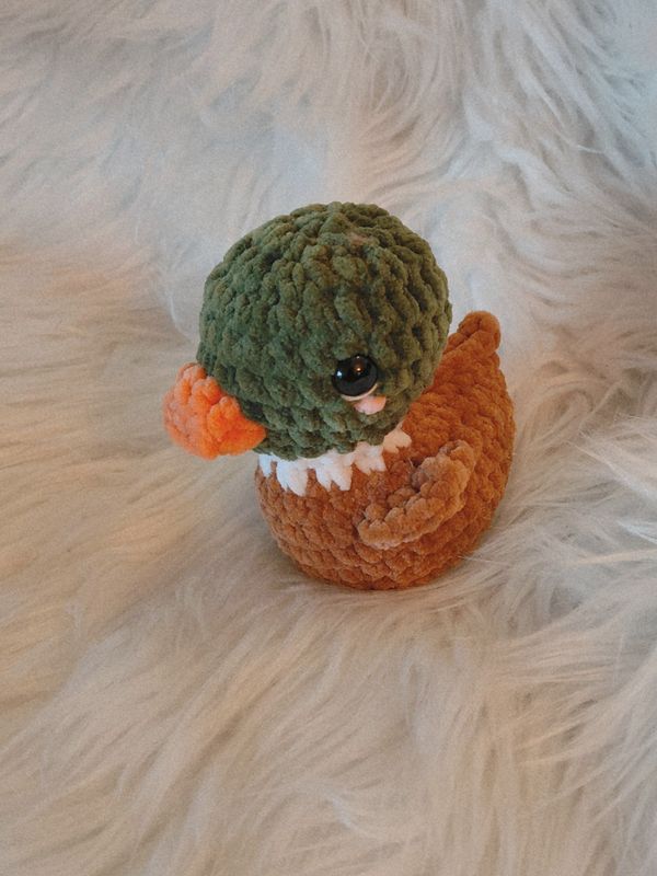 Canard col verte  crocheté en fil de velours chenille marron et vert