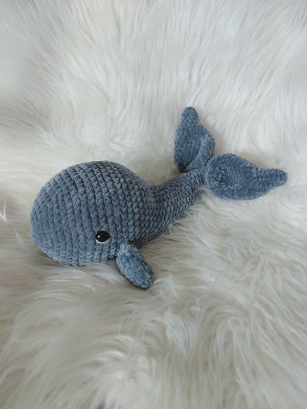 Baleine bleu pétrole crocheté en fil de velours