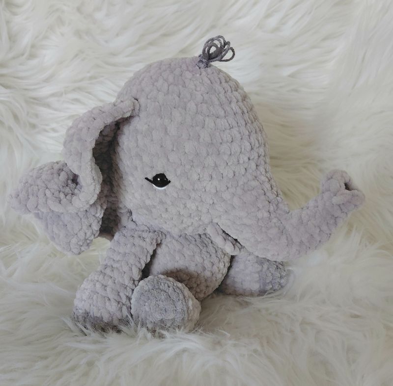 Eléphant  tous moux crocheté en fil de velours gris clair