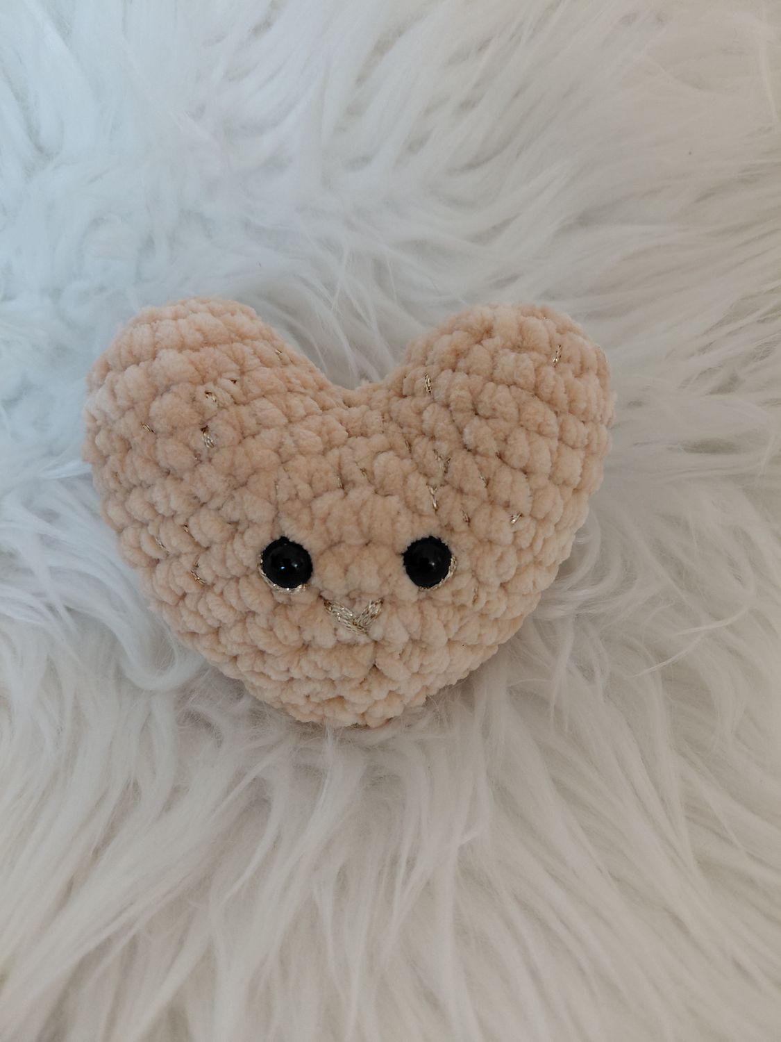 Cœur crocheté en fil de velours beige/doré