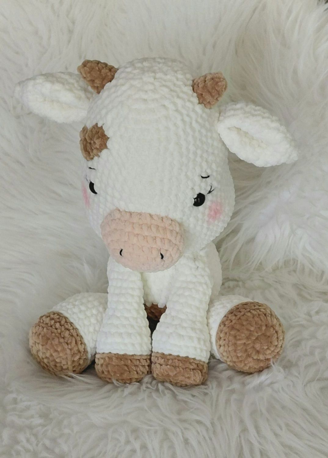 Vache crocheté en fil de velours couleur blanc et marron Vache crocheté en fil de velours couleur blanc et marron