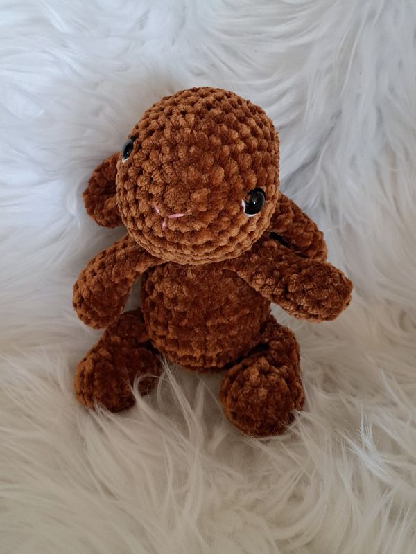 Lapin couleur marron chocolat crocheté en fil chenille velours
