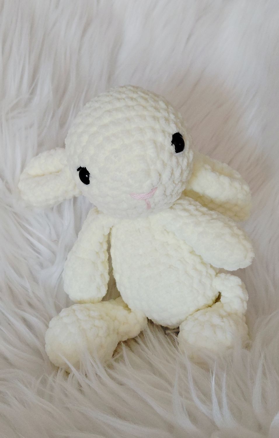Lapin couleur vanille crocheté en fil chenille velours