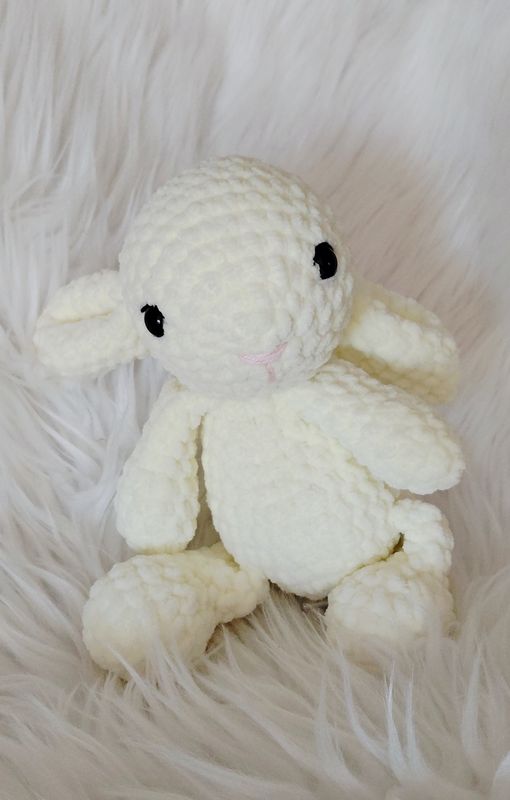 Lapin couleur vanille crocheté en fil chenille velours