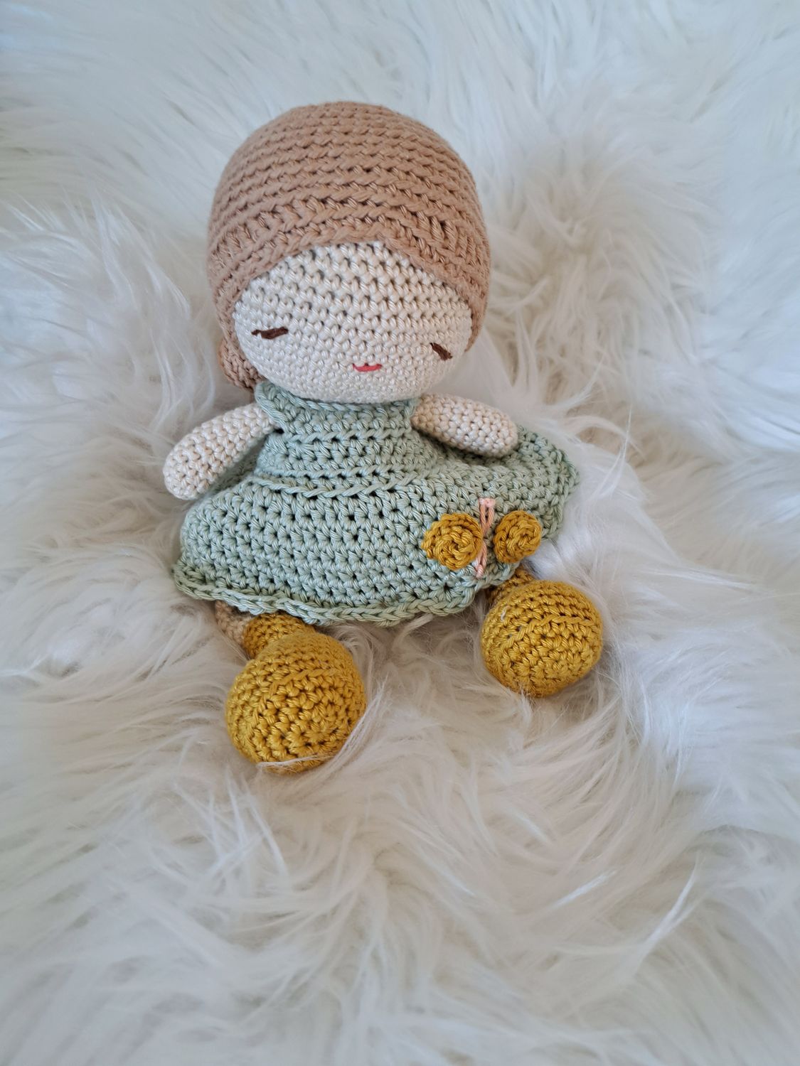 Poupée crocheté entièrement à la main en fil coton de couleur crème, beige et vert d'eau