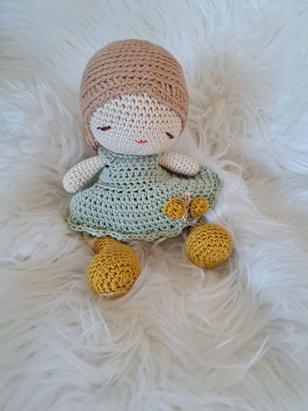Poupée crocheté entièrement à la main en fil coton de couleur crème, beige et vert d'eau