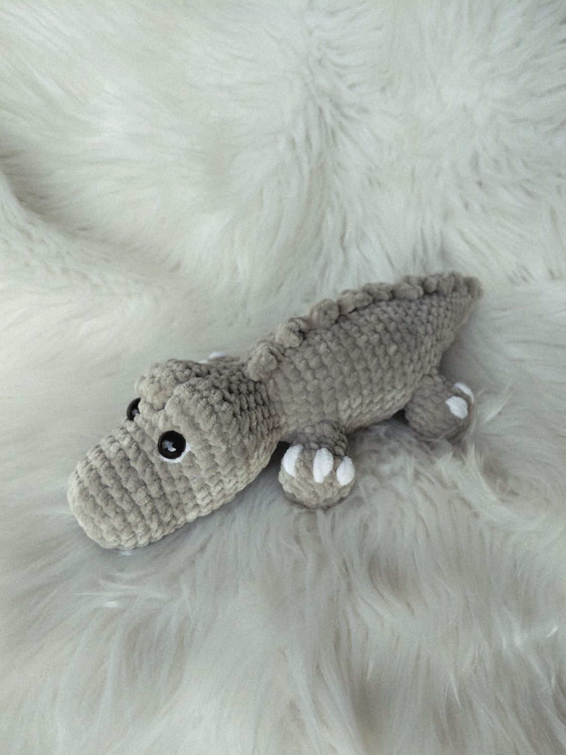 Crocodile couleur kaki crocheté en fil chenille velours