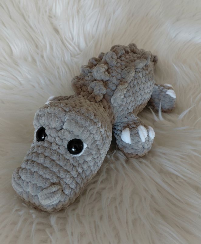 Crocodile couleur kaki crocheté en fil chenille velours