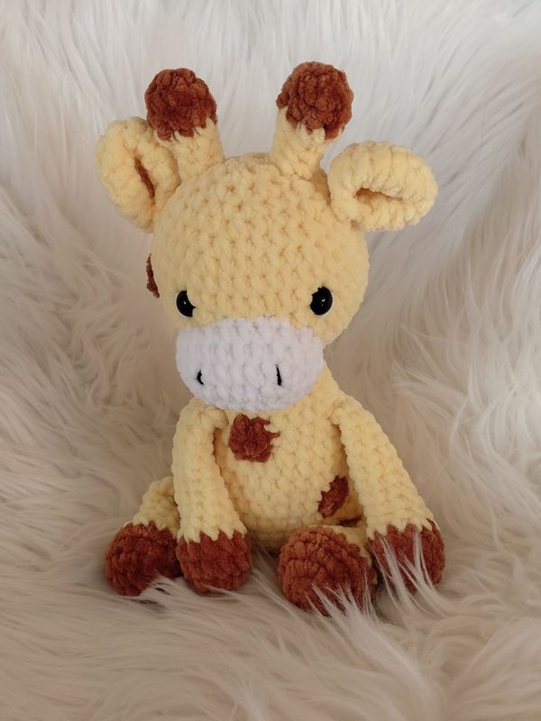 Doudou Girafe toute molle crochetée en fil velours jaune et marron