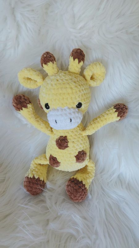 Girafe crochetée en fil velours jaune et marron
