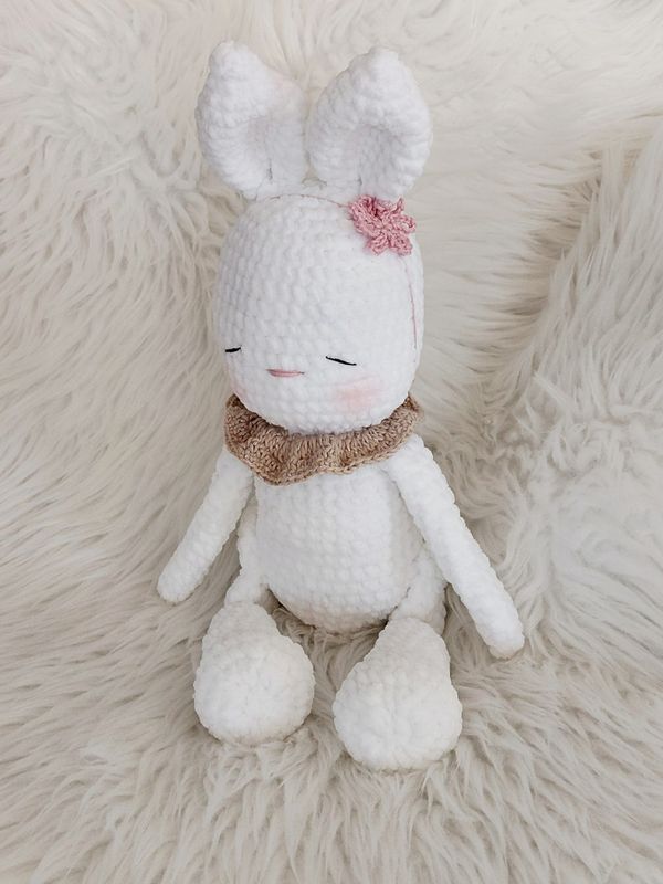 Lapin blanc avec colerette beige crocheté en fil chenille velours
