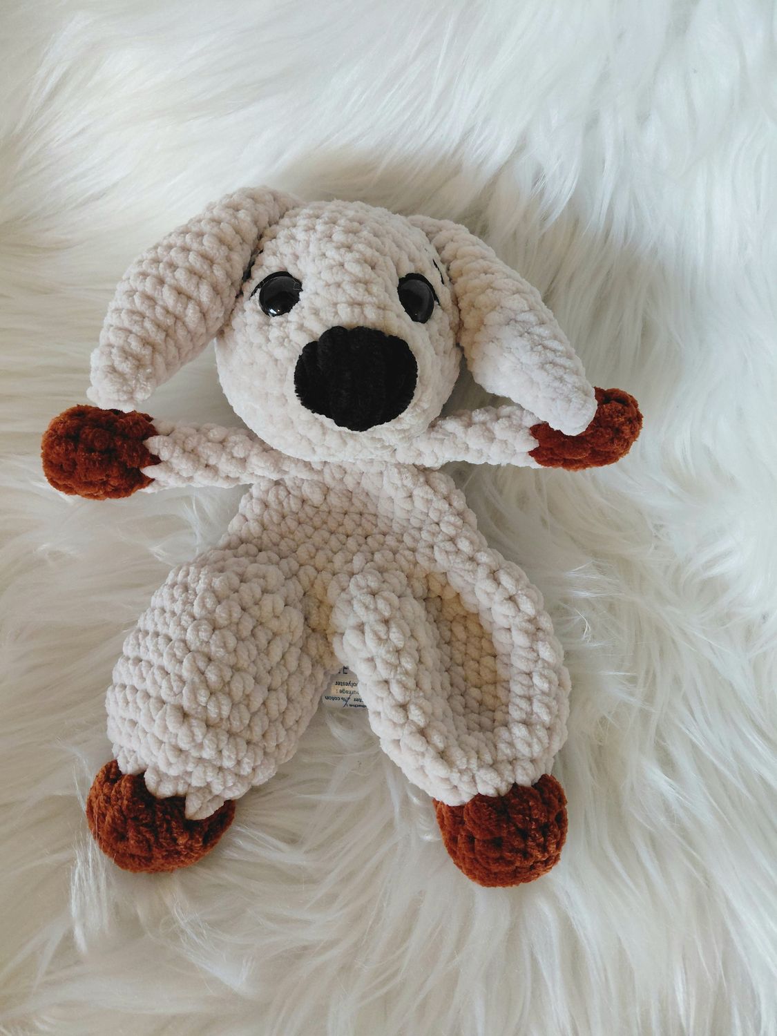 Chien moux et plat crocheté en fil de velours crème et marron