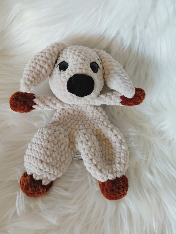 Chien moux et plat crocheté en fil de velours crème et marron