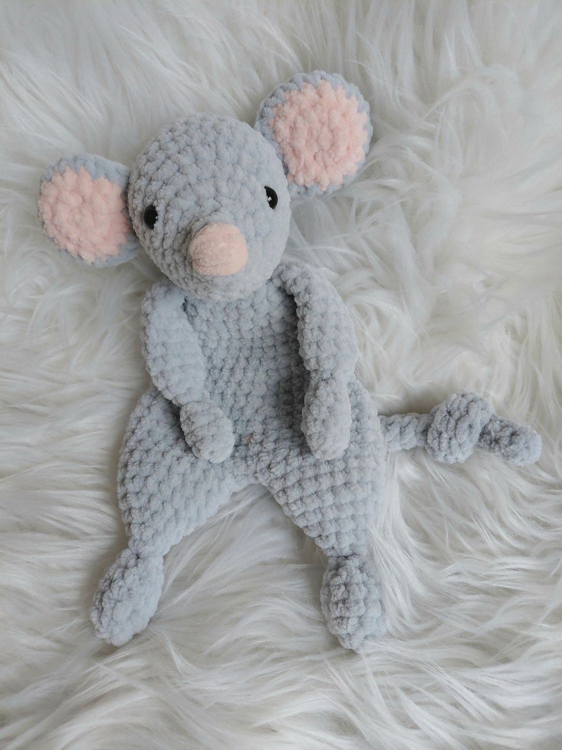 Souris moux et plat crocheté en fil de velours gris et rose