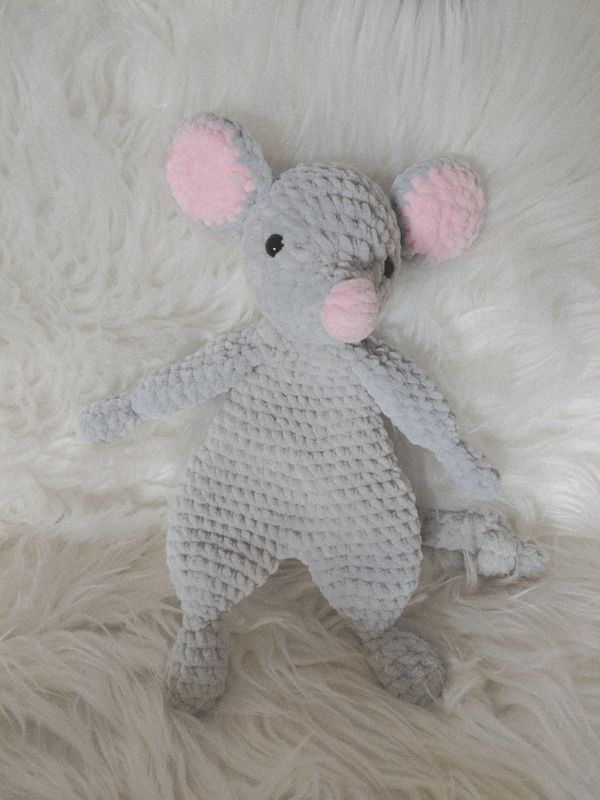 Souris moux et plat crocheté en fil de velours gris et rose