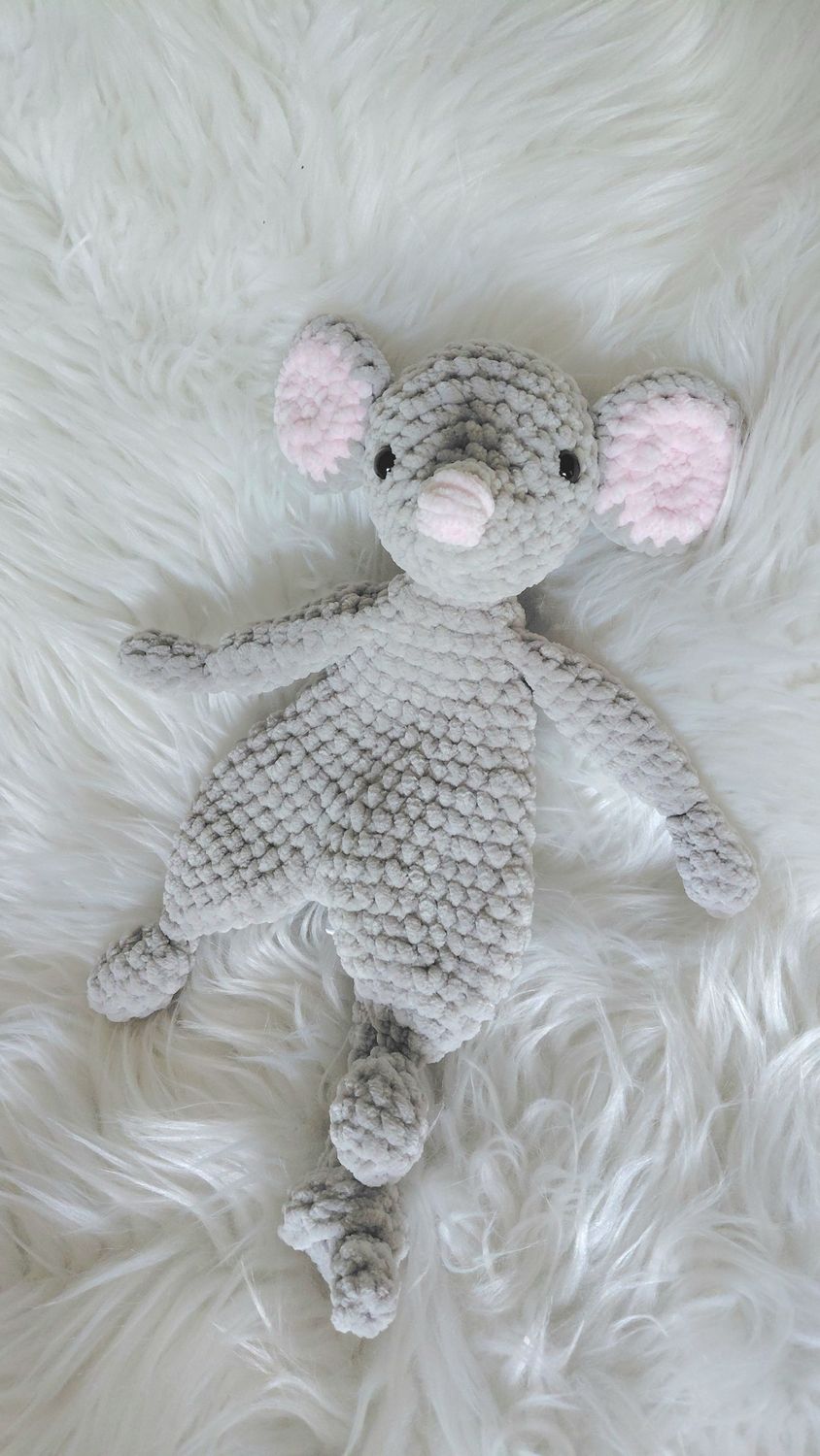 Souris moux et plat crocheté en fil de velours gris et rose Souris moux et plat crocheté en fil de velours gris et rose