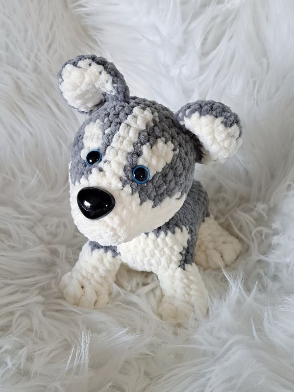 Chien "Husky " crocheté en fil de velours crème et gris