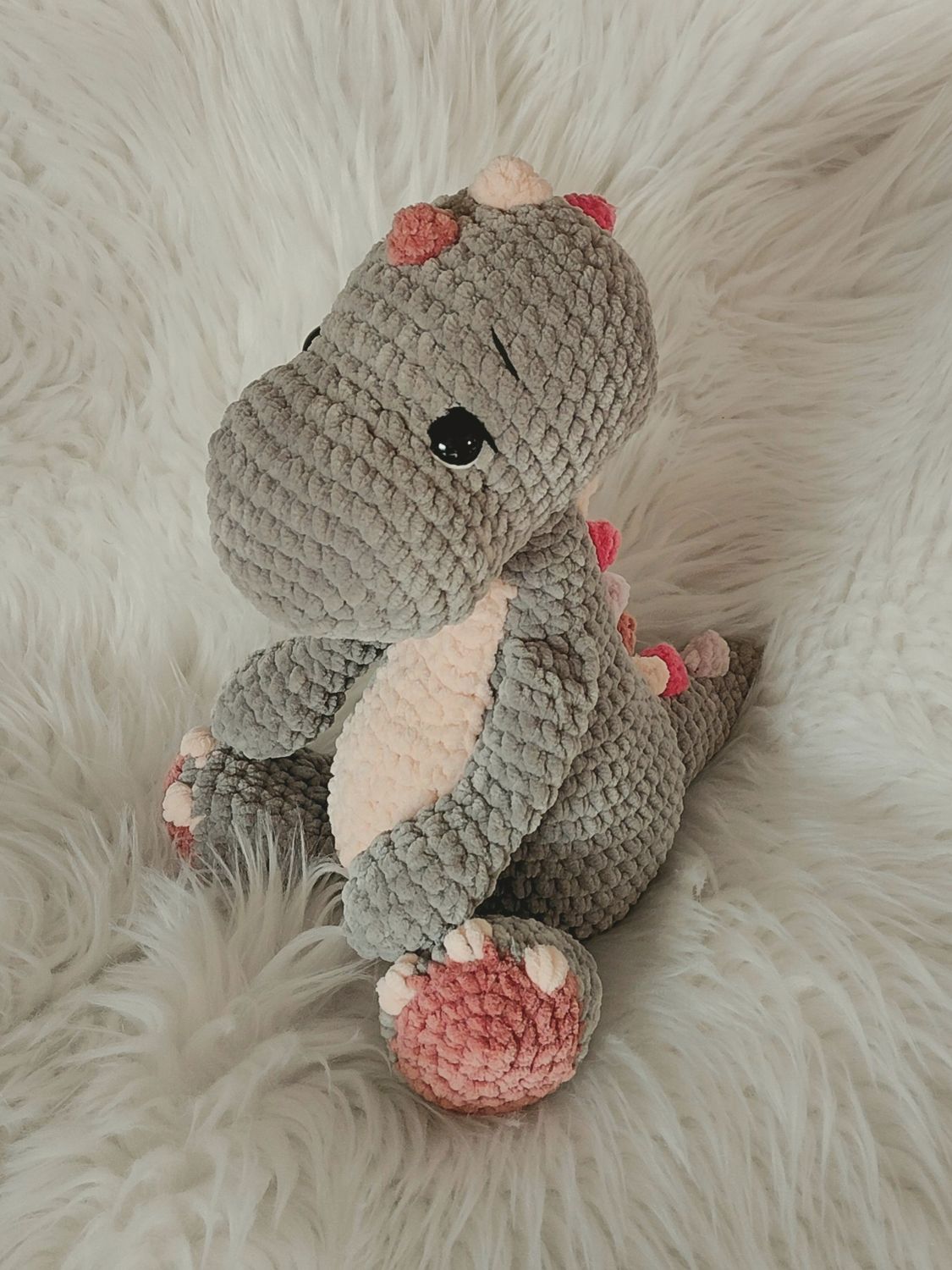 Dinosaure crocheté en fil de velours kaki