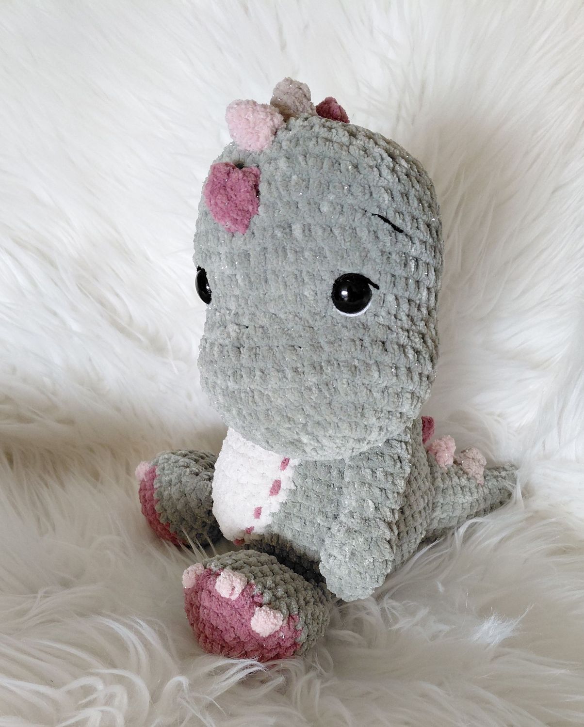 Dinosaure crocheté en fil de velours kaki brillant Dinosaure crocheté en fil de velours kaki brillant