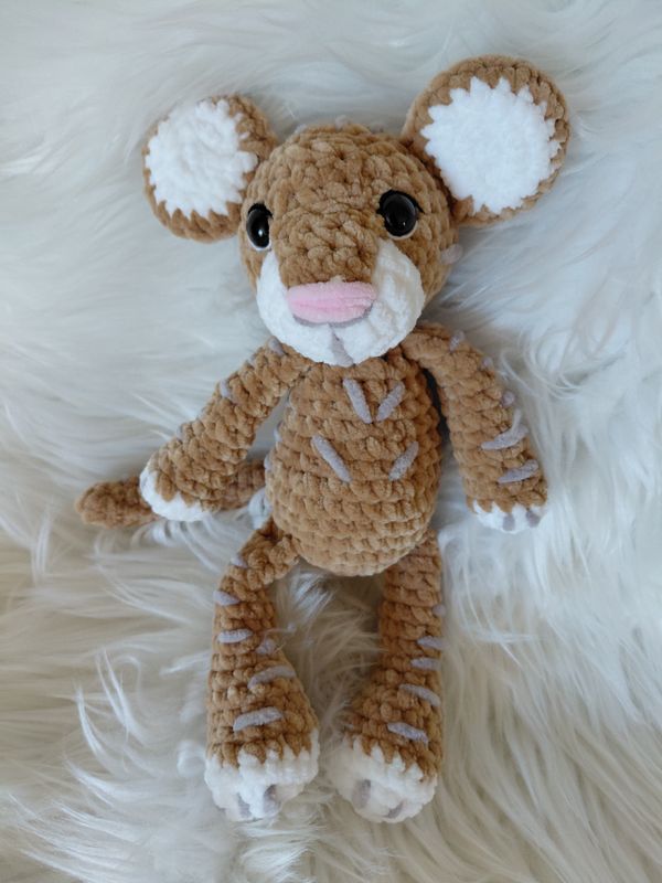 Tigreau beige rayé et crème crocheté en fil de velours