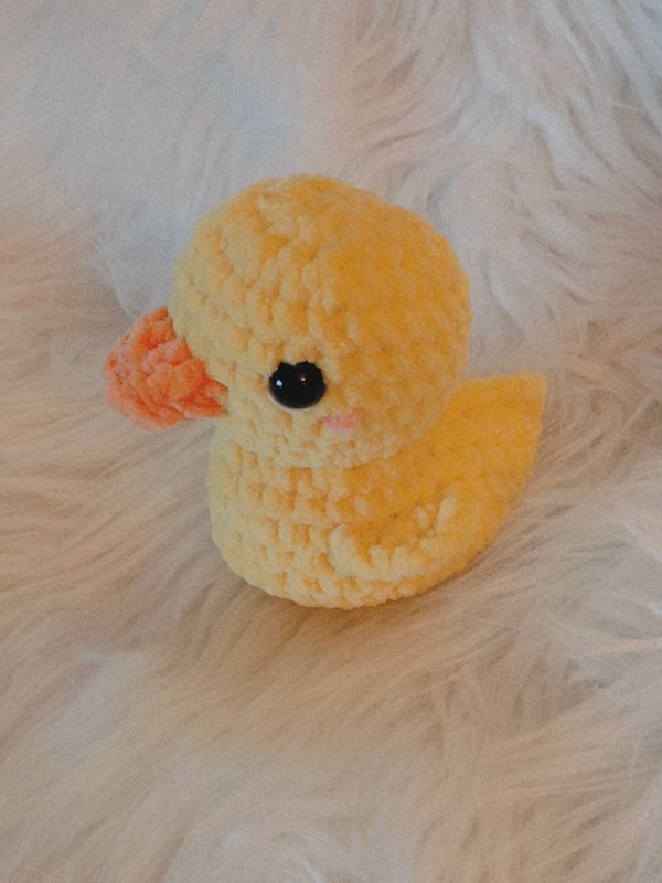 Canard  crocheté en fil de velours chenille jaune